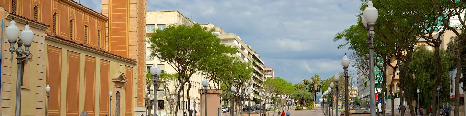 Plaza Imperial Tarraco which includes street scenes