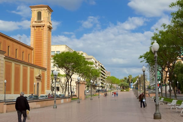 Plaza Imperial Tarraco montrant scènes de rue