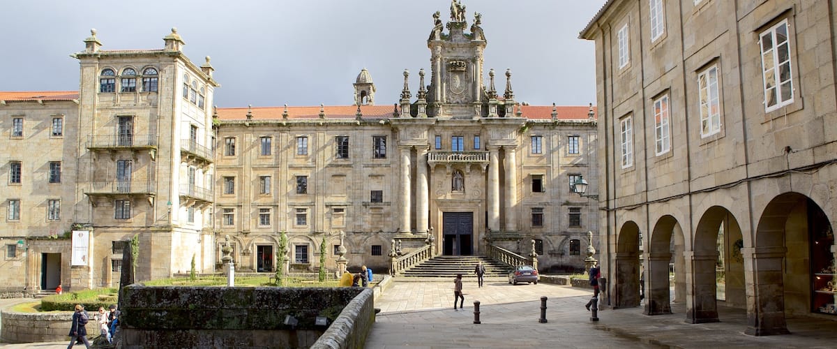 Plaza de la Quintana montrant chĂąteau ou palais, square ou place et patrimoine architectural