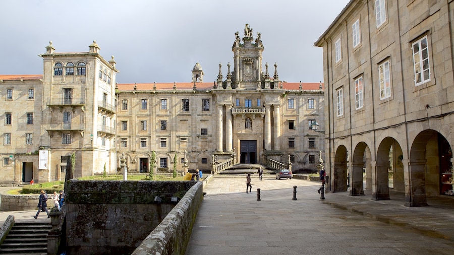 Plaza de la Quintana showing heritage architecture, a square or plaza and chateau or palace