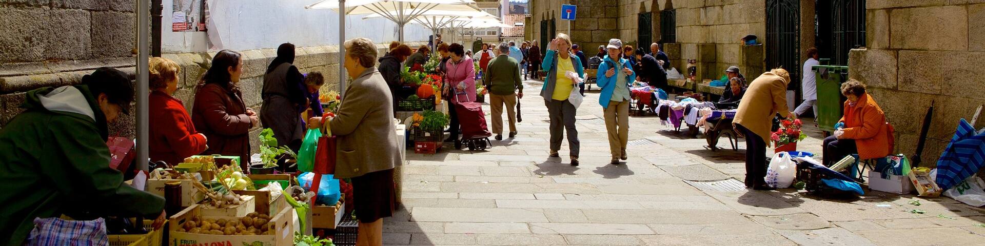 Mercado de Abastos de Santiago welches beinhaltet Straßenszenen, Speisen und Märkte