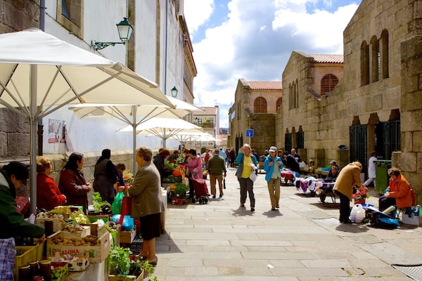 Mercado de Abastos de Santiago welches beinhaltet Straßenszenen, Speisen und Märkte