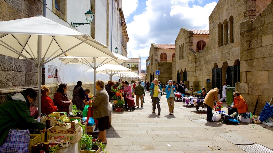 Mercado de Abastos de Santiago featuring street scenes, food and markets