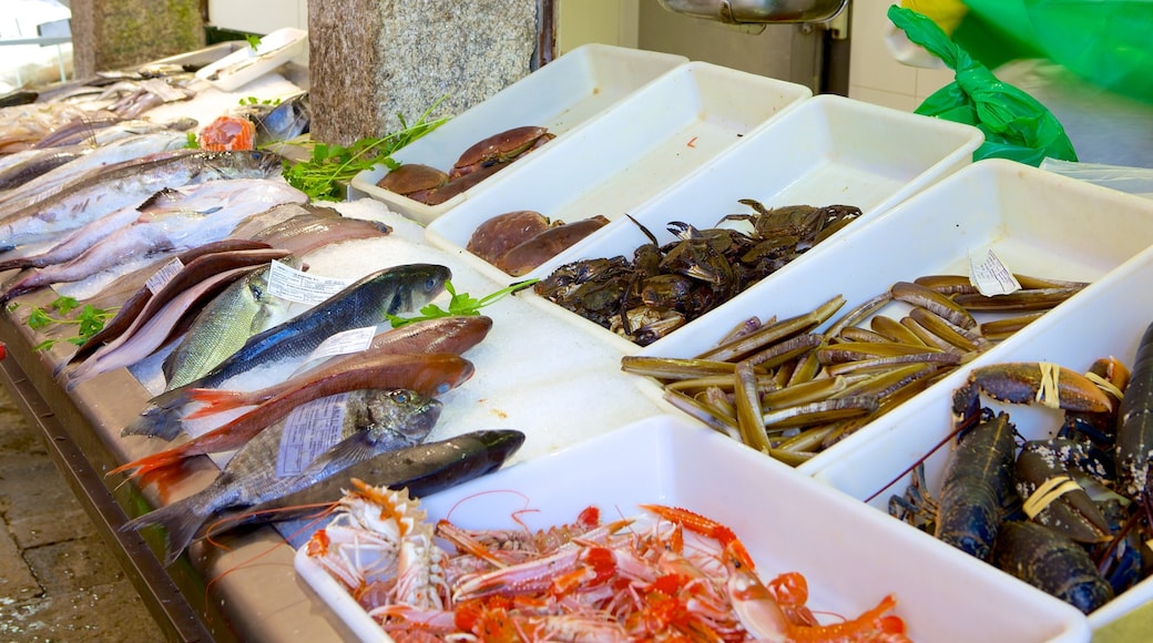 Mercado de Abastos de Santiago caracterizando vida marinha, comida e mercados