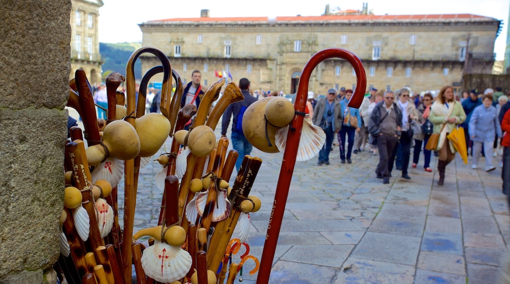 Piazza Obradoiro mostrando piazza cosi come un grande gruppo di persone