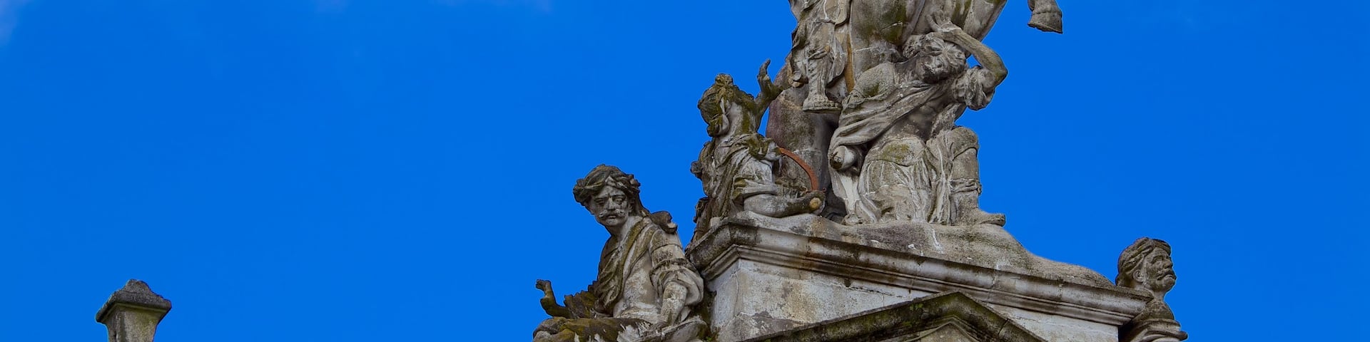 Obradoiro Square featuring a statue or sculpture and outdoor art