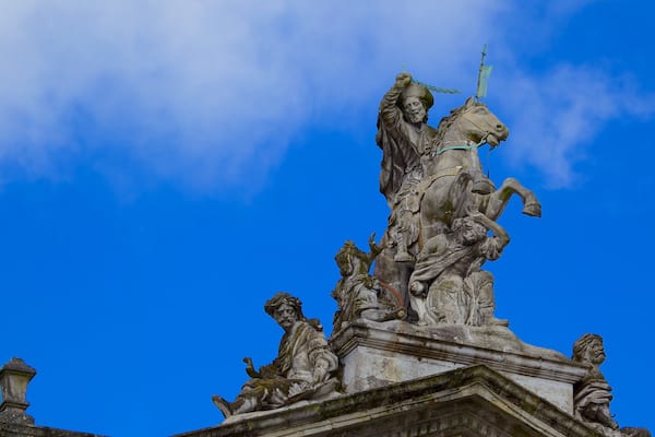 Place Obradoiro mettant en vedette art en plein air et statue ou sculpture