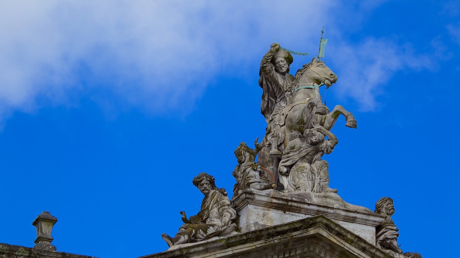 Plaza del Obradoiro mostrando una estatua o escultura y arte al aire libre