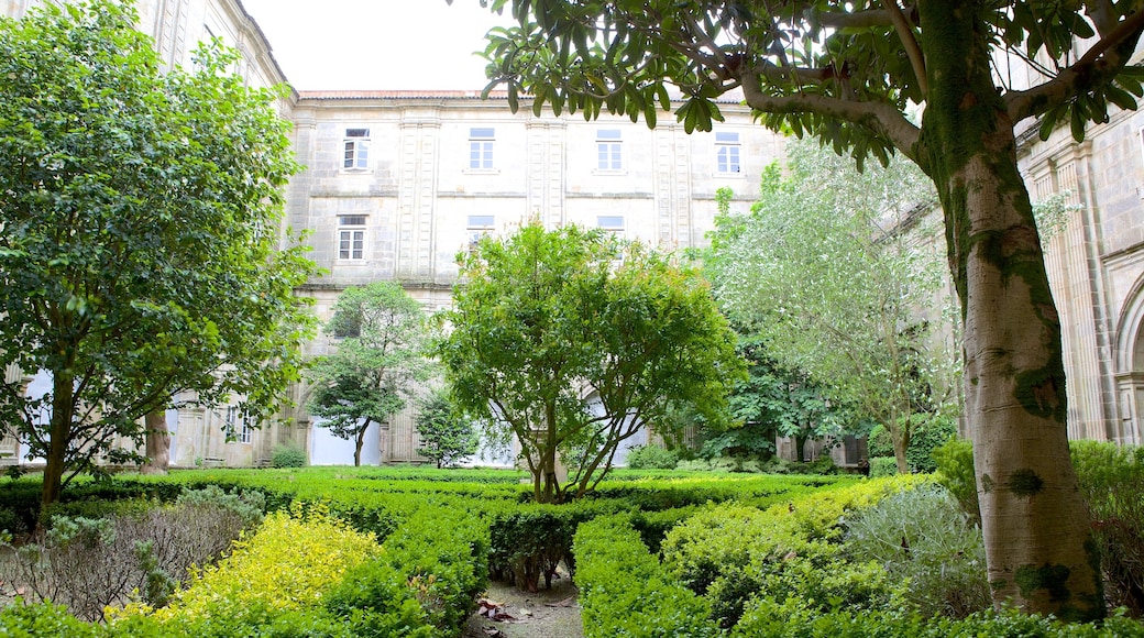 Monasterio de San Martino Pinario que incluye vistas de paisajes y un parque