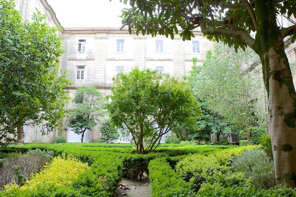 Monasterio de San MartĂn Pinario welches beinhaltet Park und Landschaften