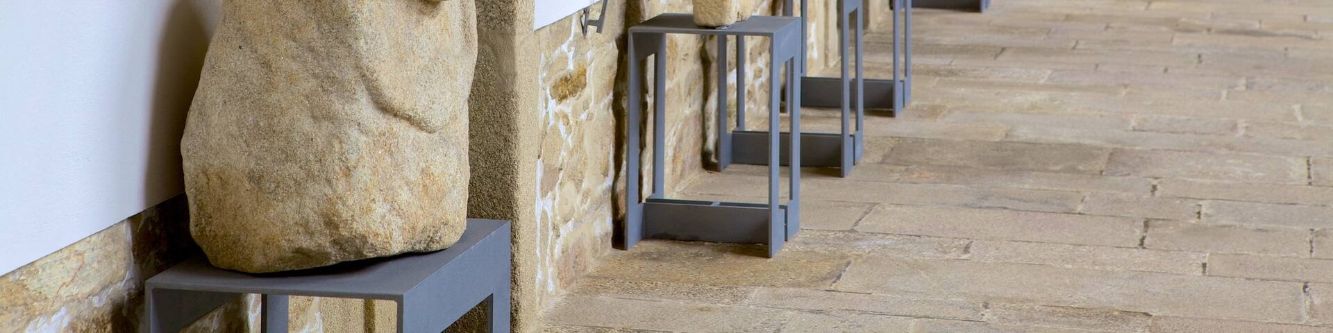 Museo del Pueblo Gallego das einen Innenansichten und Kunst