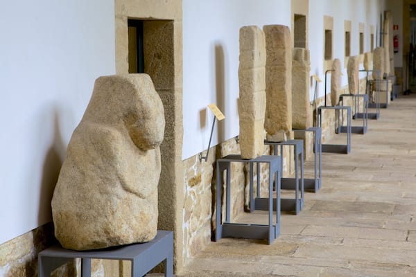 Musée du peuple de Galicie montrant vues intérieures et art