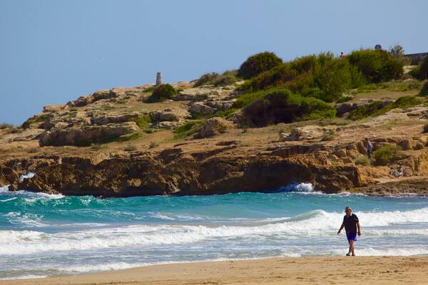 Plage de L\'Arrabassada qui includes vues littorales, plage de sable et cÎte escarpée