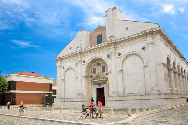Tempio Malatestiano qui includes église ou cathédrale, scÚnes de rue et square ou place