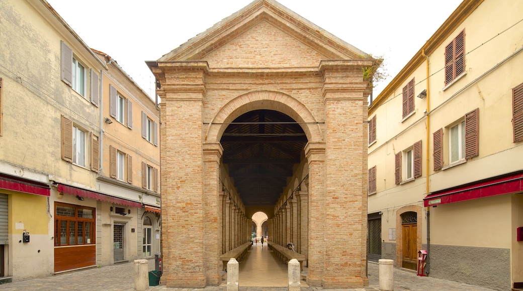 Antica Pescheria che include architettura d\'epoca e strade