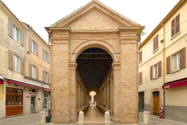 Antica Pescheria qui includes patrimoine architectural et scĂšnes de rue