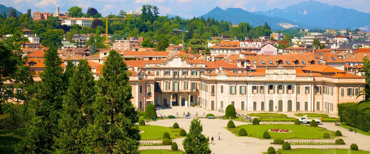 Palazzo Estense qui includes panoramas, petite ville ou village et square ou place