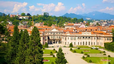 Palazzo Estense mostrando vista del paesaggio, piazza e piccola città o villaggio