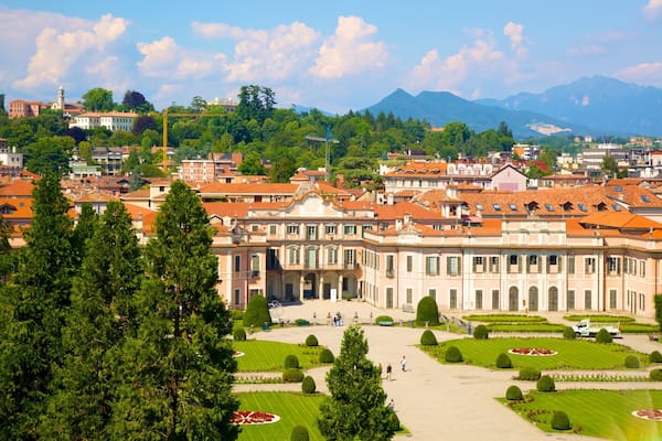Palazzo Estense das einen Landschaften, Platz oder Plaza und Kleinstadt oder Dorf