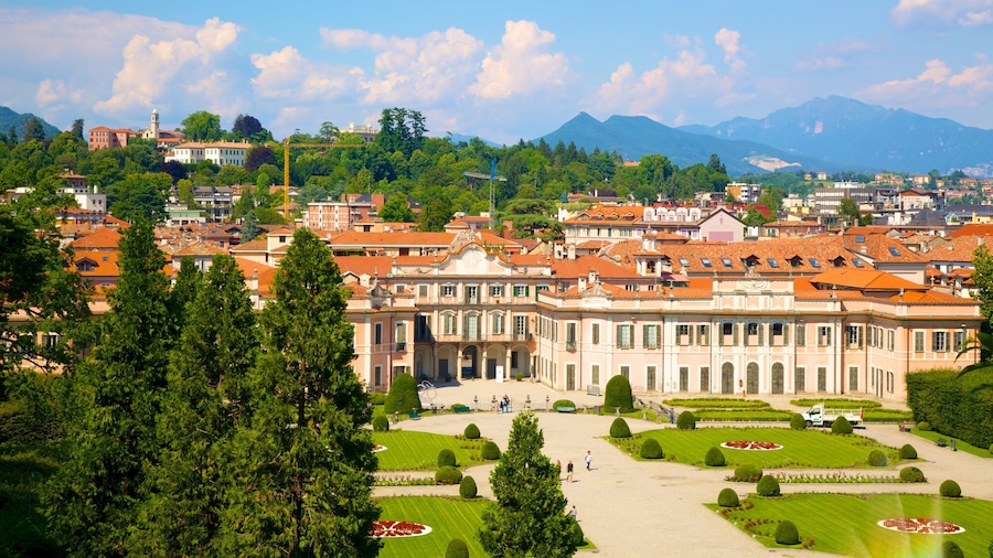 Palacio Estense mostrando una pequeña ciudad o pueblo, vistas de paisajes y un parque o plaza