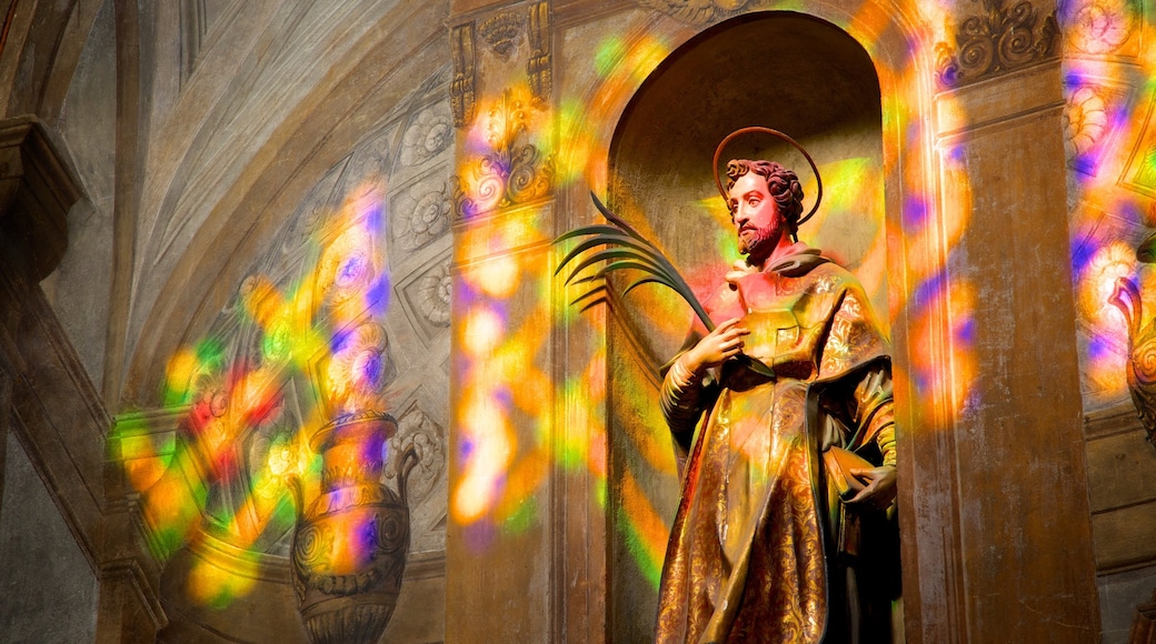 Basilica di San Vittore que inclui uma igreja ou catedral, uma estátua ou escultura e vistas internas