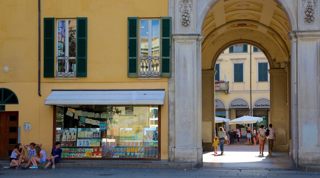 Varese showing street scenes