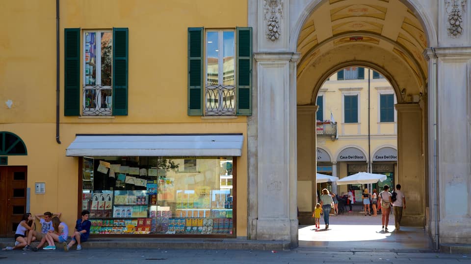 Varese which includes street scenes