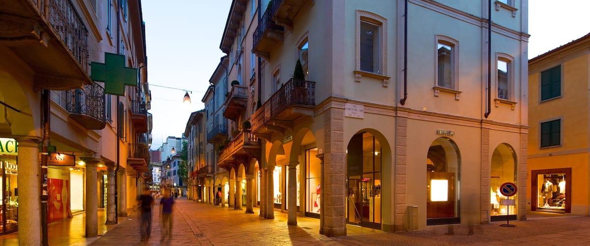 Varese mostrando paesaggio notturno e strade