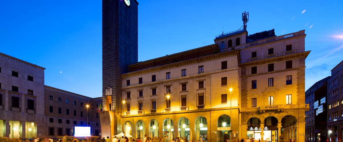 Varese mostrando paesaggio notturno, strade e piazza