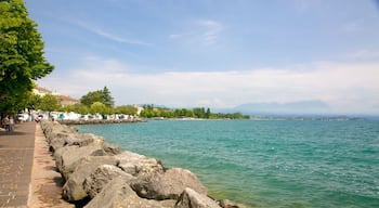 Desenzano del Garda som viser stenete kystlinje og kyst