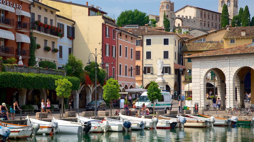 Desenzano del Garda joka esittää lahti tai satama, veneily ja yleiset rantanäkymät