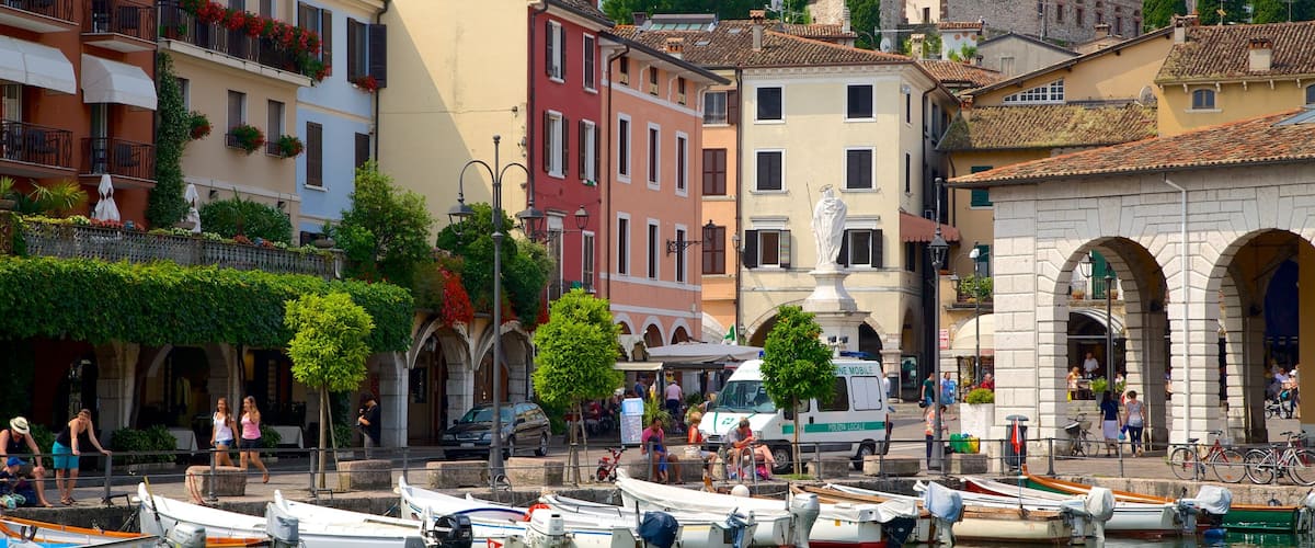 Desenzano del Garda ofreciendo escenas urbanas, una bahía o puerto y vistas generales de la costa