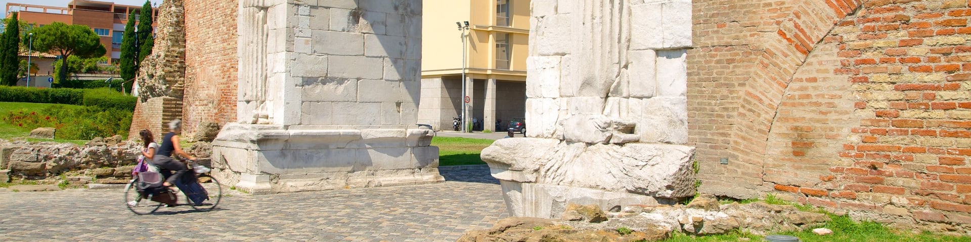 Arch of Augustus featuring a ruin and heritage elements