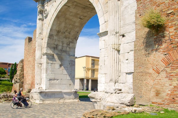 Arc d\'Auguste qui includes patrimoine historique et ruine