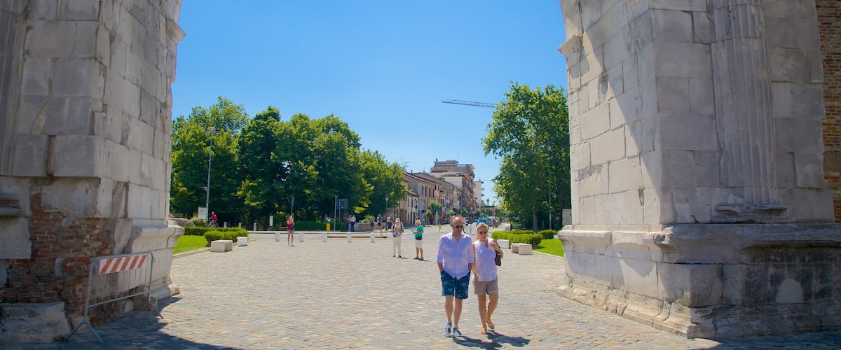 Arco di Augusto mit einem Geschichtliches und Straßenszenen sowie Paar