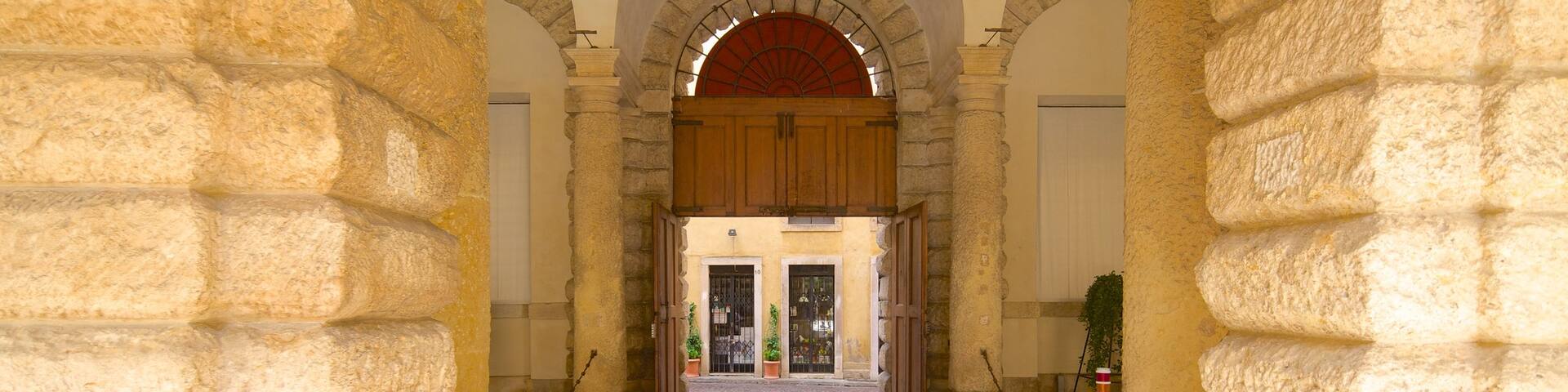 Palazzo Thiene welches beinhaltet Geschichtliches, Innenansichten und Burg