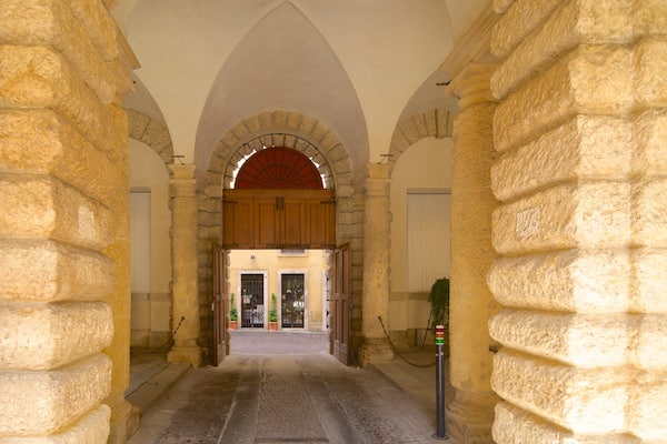 Palazzo Thiene welches beinhaltet Geschichtliches, Innenansichten und Burg