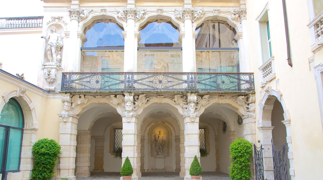 Gallerie di Palazzo Leoni Montanari welches beinhaltet historische Architektur und Haus