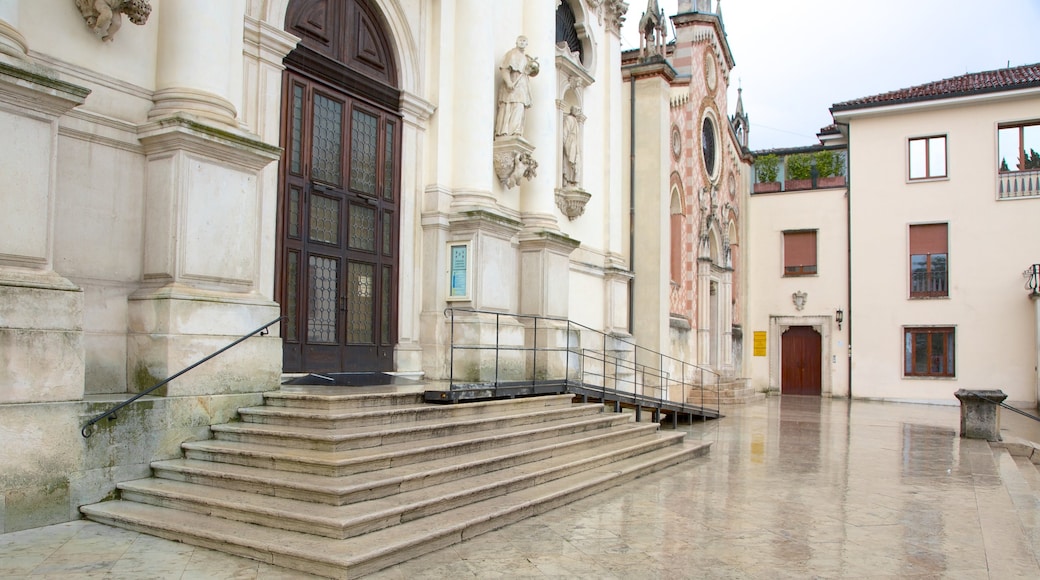 Santuario della Madonna di Monte Berico toont straten