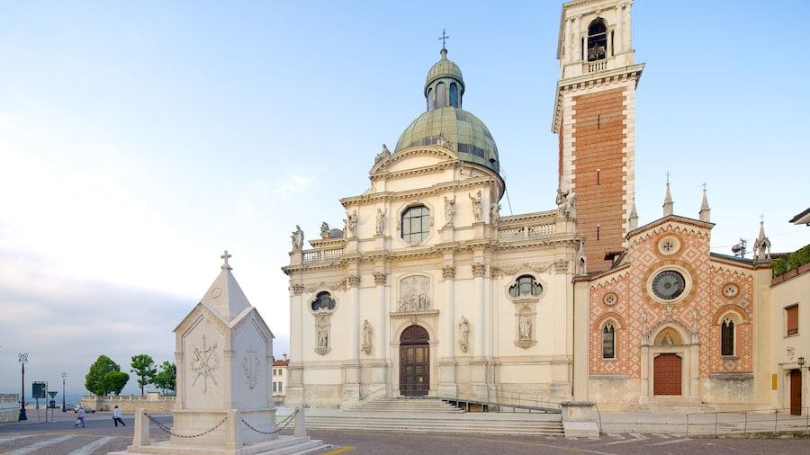 Santuario della Madonna di Monte Berico som omfatter gadeliv, historiske bygningsværker og en kirke eller en katedral