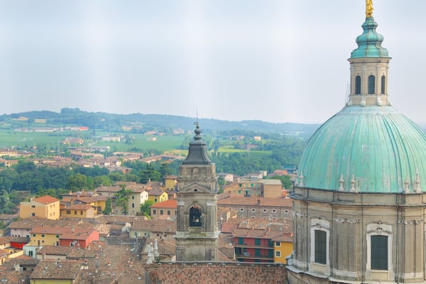 Tour de l\'horloge mettant en vedette église ou cathédrale, panoramas et petite ville ou village