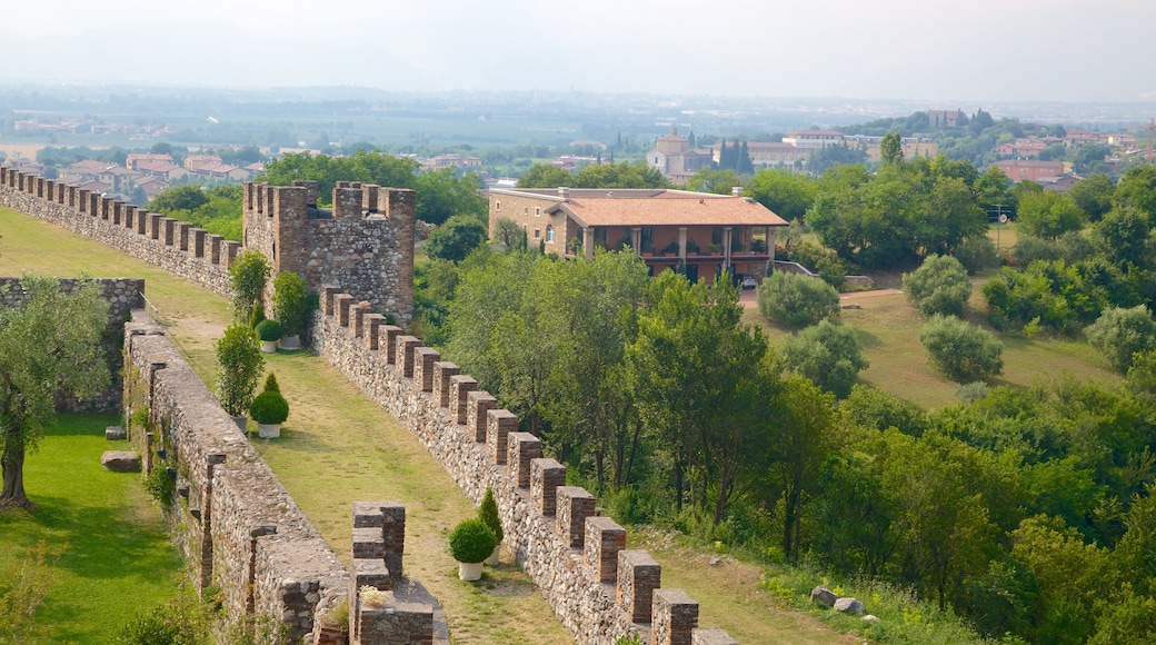 Rocca de Lonato que incluye tierras de cultivo, vistas de paisajes y elementos del patrimonio