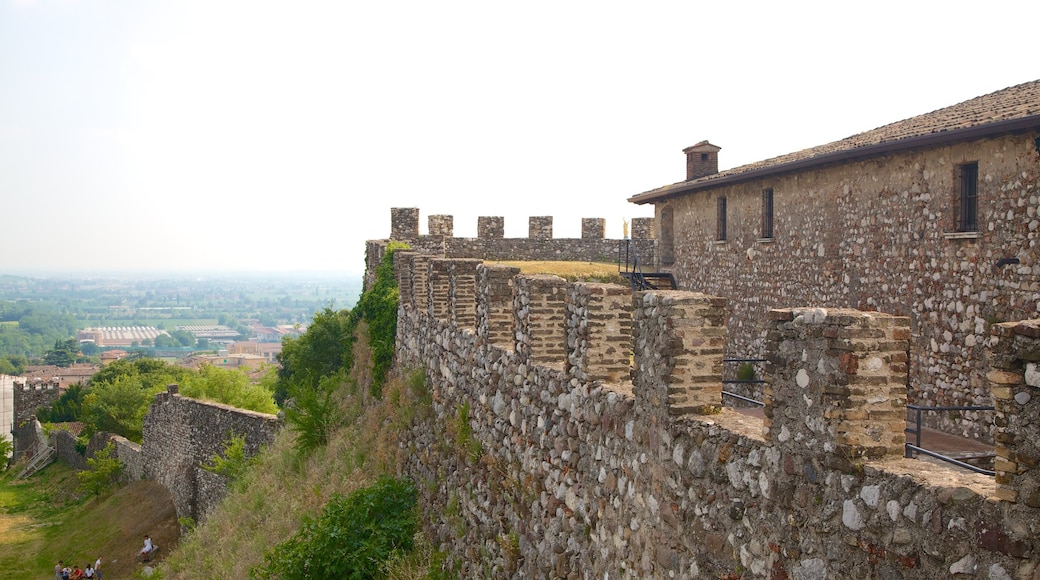 Rocca di Lonato som inkluderer kulturarv og palass