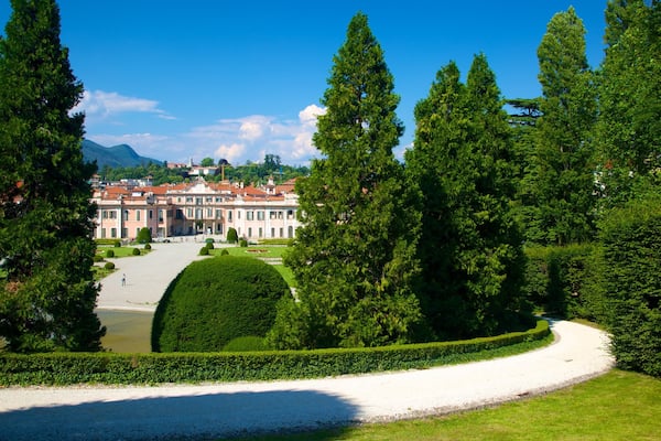 Palazzo Estense das einen Garten