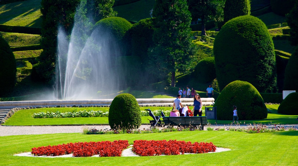 Estense Palads og byder på et springvand, en park og blomster