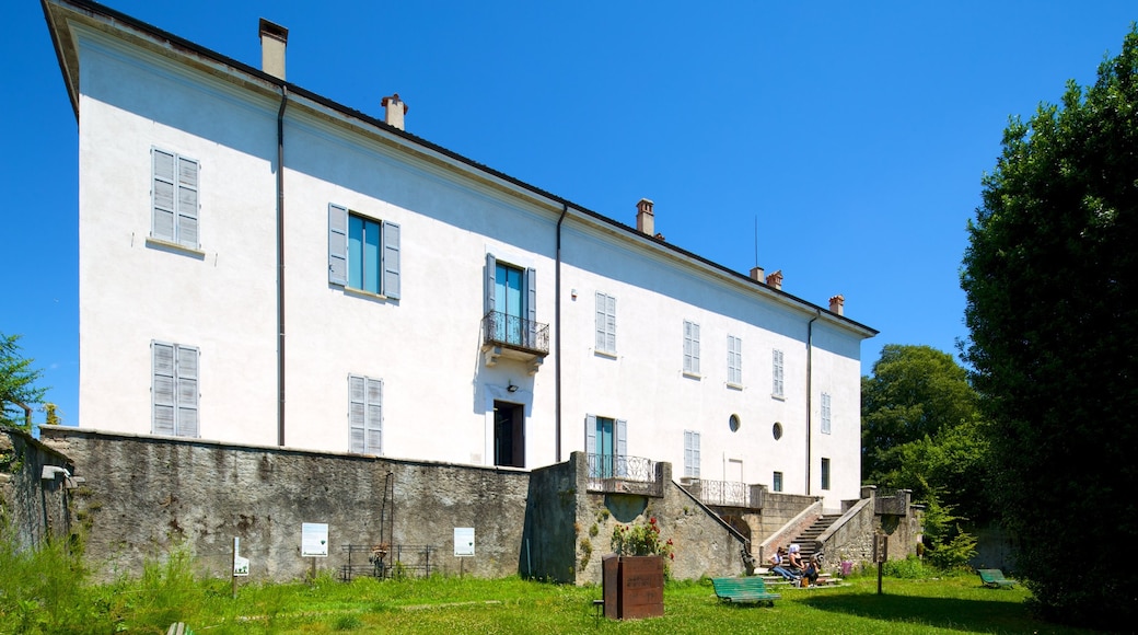 Slottet Masnago som inkluderar ett slott och gatuliv