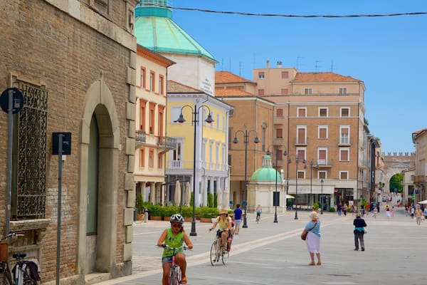 Place des Trois Martyrs montrant ville, square ou place et scĂšnes de rue