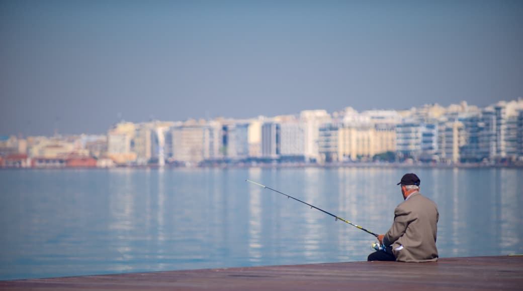 Tesalónica mostrando pesca y vistas de una costa y también un hombre