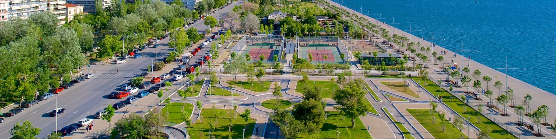 Tesalónica mostrando un jardín, vistas generales de la costa y una ciudad