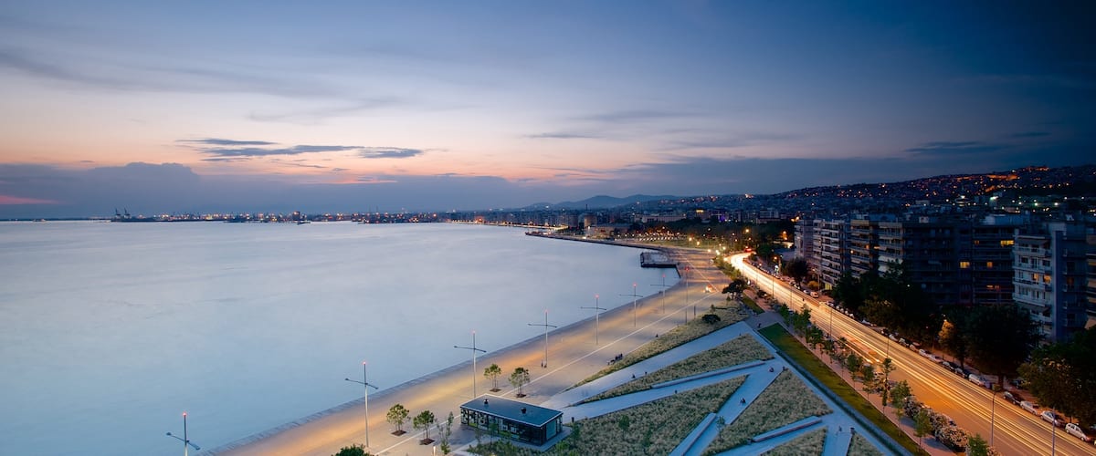 Thessaloniki mostrando paisagens litorâneas, uma cidade e um pôr do sol